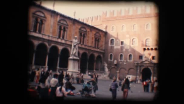 Vintage 8 mm. toeristen lopen rond in de stad plaza — Stockvideo