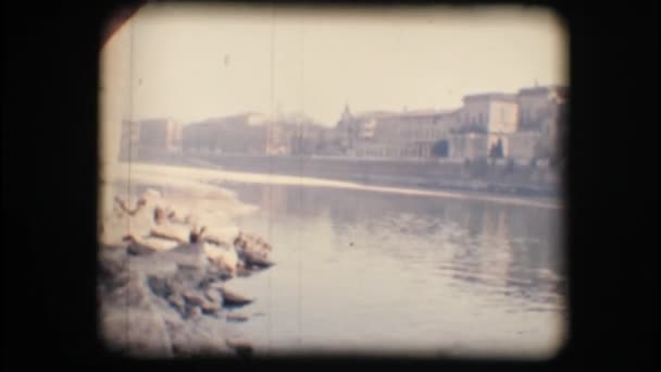 Vintage 8 mm. adige rivier en gebouwen — Stockvideo