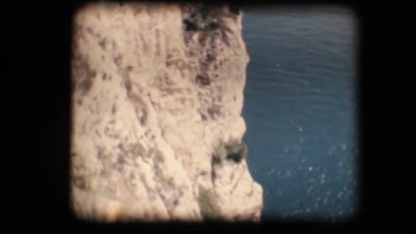 Oito milímetros vintage. Falésias em um lago — Vídeo de Stock