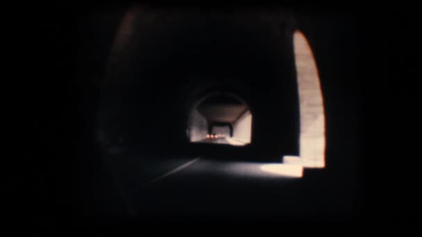 Ročník 8 mm. fotoaparát auto v tunelu — Stock video