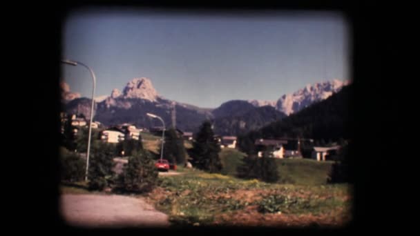 Vintage 8 mm. gardena dalen och dolomit berg — Stockvideo