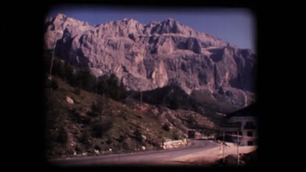 Vintage 8 mm. δολομίτη βουνά και κοιλάδα gardena — Αρχείο Βίντεο
