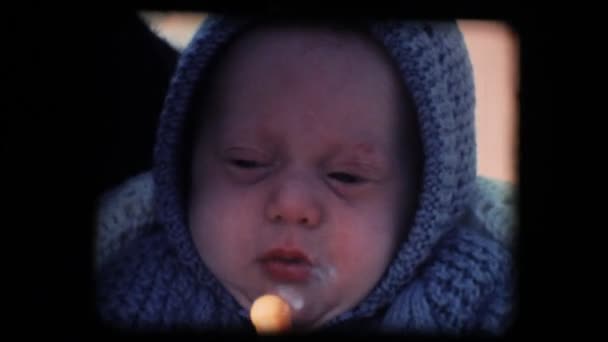 Vintage 8mm. Pequeño bebé alimentándose en su cuna — Vídeo de stock