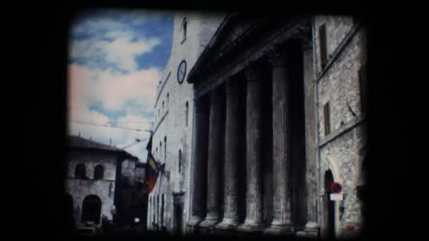 Vintage 8 mm. oude kerk in Italiaanse stad — Stockvideo