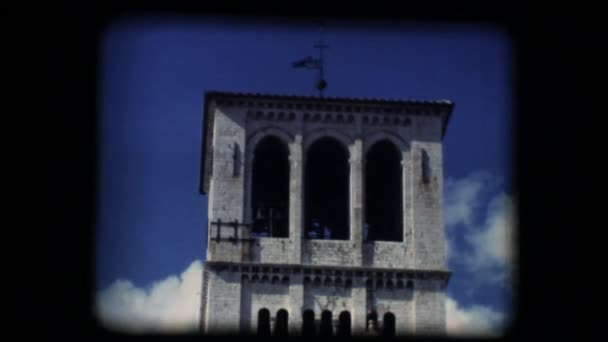 Vintage 8 mm. Steeple av basilikan San Francesco (Saint Francis) i Assisi — Stockvideo