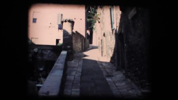 Vintage 8 mm. weinig straat in assisi — Stockvideo