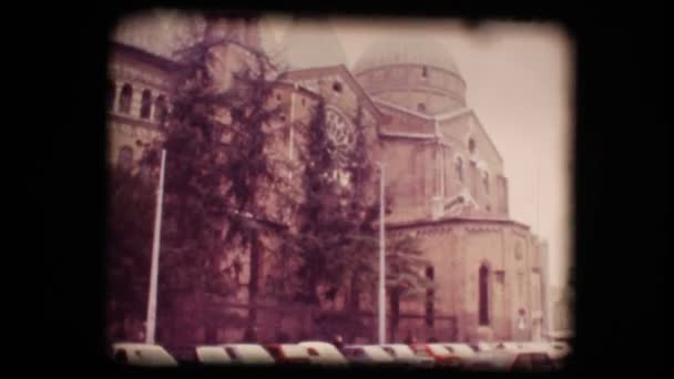Vintage 8mm. View of church in Padova — Stock Video