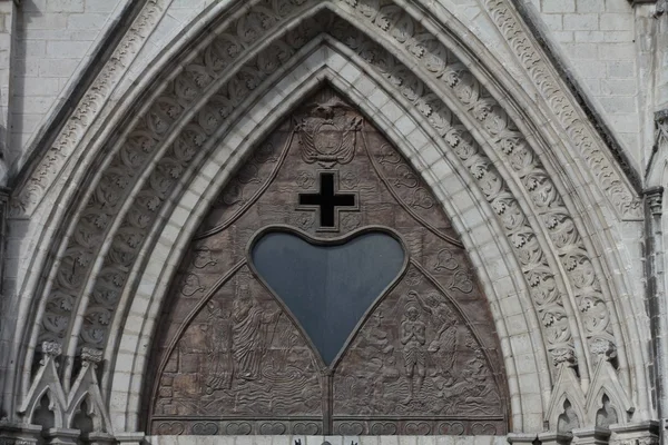 Ingang van de hoofdingang van de basiliek van de nationale gelofte, quito — Stockfoto