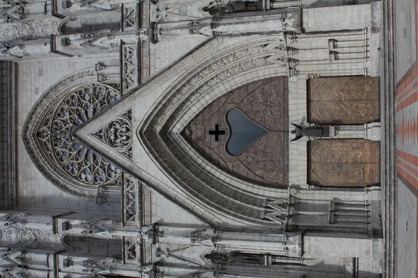 Ingang van de hoofdingang van de basiliek van de nationale gelofte, quito — Stockfoto