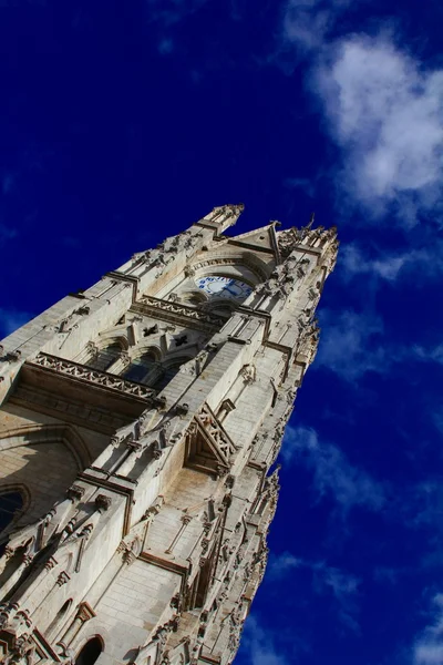 Bell tower of the Basilica of the national vow, Quito — Stock Photo, Image