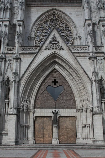 Ingang van de hoofdingang van de basiliek van de nationale gelofte, quito — Stockfoto