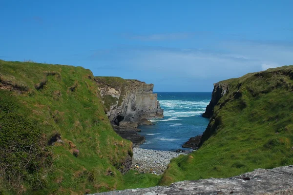 Petite baie et falaises herbeuses — Photo