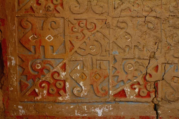 Pared de adobe pintada en Huaca de la Luna Fotos de stock libres de derechos