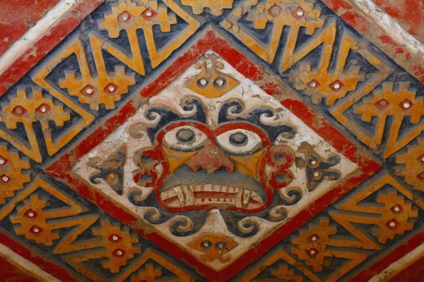 Pintado figura religiosa na parede adobe em Huaca de la Luna Fotos De Bancos De Imagens Sem Royalties