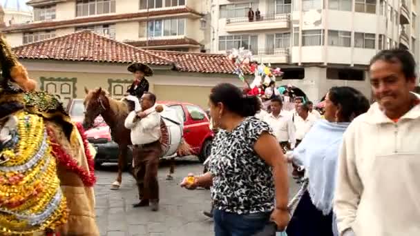 Desfile festivo en Cuenca — Vídeo de stock