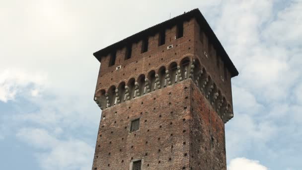 Πύργο και άγαλμα στο κάστρο Σφόρτσα του Μιλάνου — Αρχείο Βίντεο
