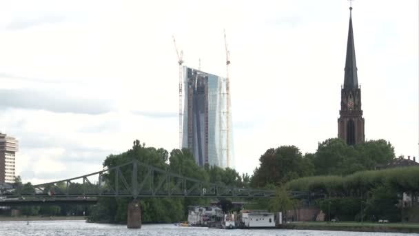 Skyscraper and old church in Frankfurt — Stock video