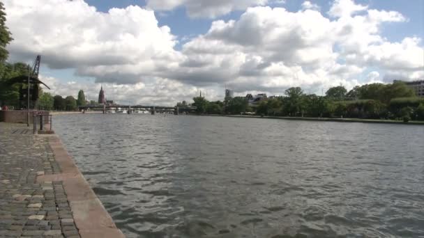 Ponte do outro lado do Main em Frankfurt — Vídeo de Stock