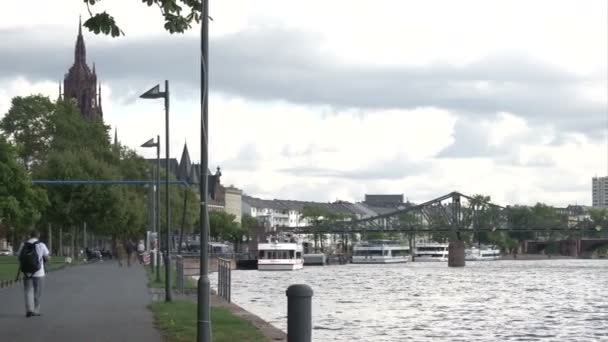 Brug over de belangrijkste in frankfurt — Stockvideo