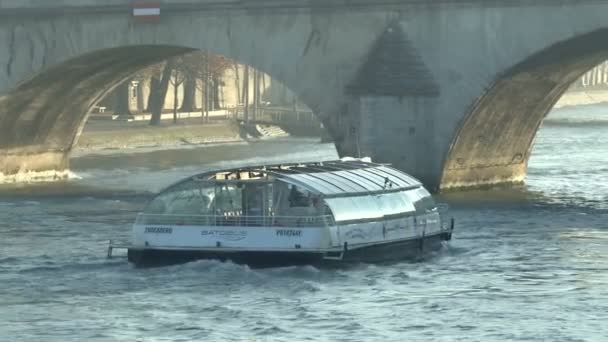 Barco que pasa por debajo del puente sobre el río Sena — Vídeos de Stock