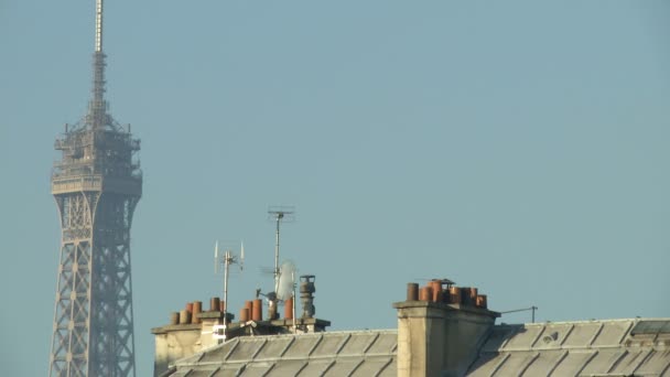 Tour Eiffel e telhado típico francês — Vídeo de Stock