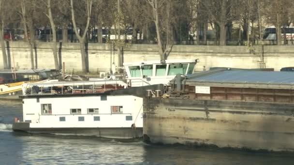 Seine Nehri üzerinde ticari tekne — Stok video