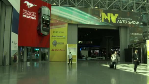 Hlavní vchod mezinárodní new york auto show — Stock video