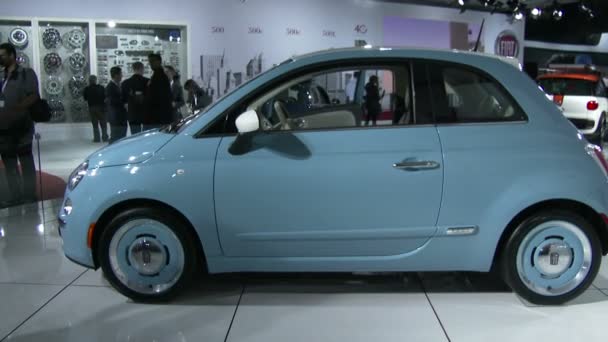 Fiat 500 abarth v new Yorku mezinárodní auto show — Stock video