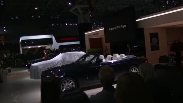 Exposición Rolls Royce en el Salón Internacional del Automóvil de Nueva York — Vídeos de Stock