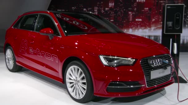 Показати Audi a3 e електронів на Нью-Йорк Міжнародний автомобільний — стокове відео