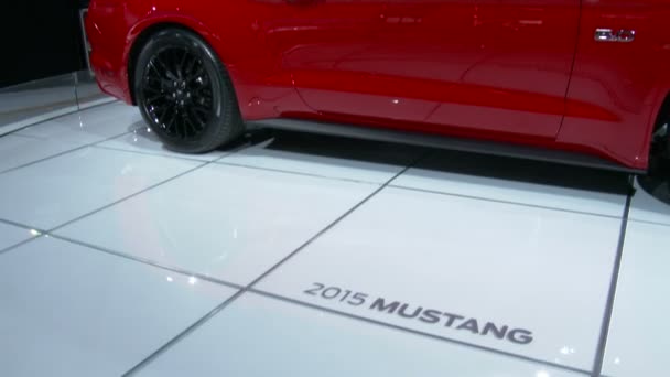 Mustang exposeren op de new york international autoshow — Stockvideo