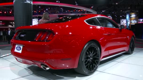 Mustang exposeren op de new york international autoshow — Stockvideo