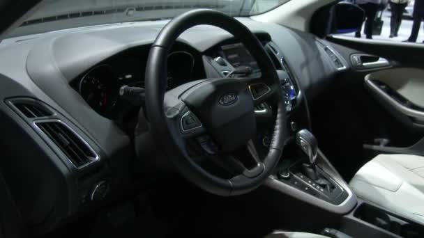 Interieur des neuen Ford Focus auf der New York International Auto Show — Stockvideo