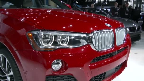 BMW apresenta o novo X4 no New York International Auto Show — Vídeo de Stock