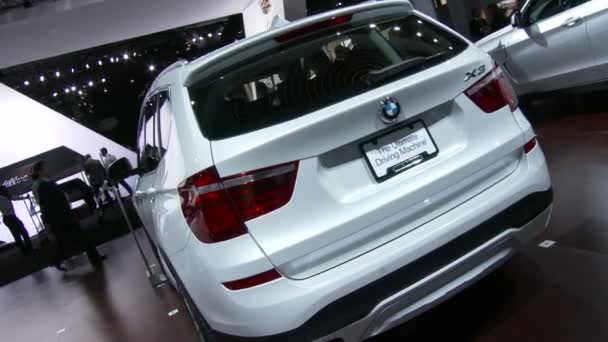 BMW presenta el nuevo X3 en el Salón Internacional del Automóvil de Nueva York — Vídeos de Stock