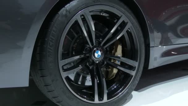 Detalhe da roda do novo BMW M4 conversível no New York International Auto Show — Vídeo de Stock