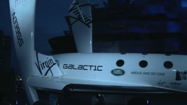 Nave espacial Virgin Galactic em um evento New York International Auto Show — Vídeo de Stock