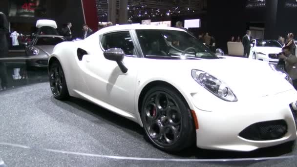 Alfa romeo 4c на Нью-Йорк Міжнародний автомобільний Показати — стокове відео