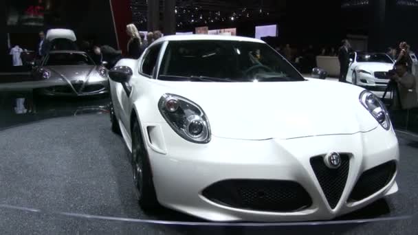 Alfa Romeo 4C på New York International Auto Show – stockvideo