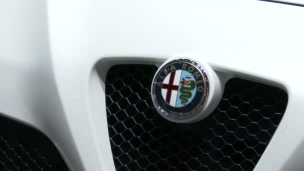 详细的阿尔法 · 罗密欧 4 c 在纽约国际汽车展 — 图库视频影像