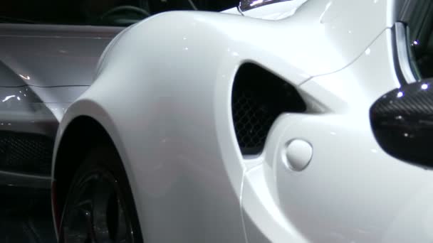 Alfa romeo 4c auf der new york international auto show — Stockvideo