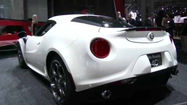 Alfa romeo 4c auf der new york international auto show — Stockvideo