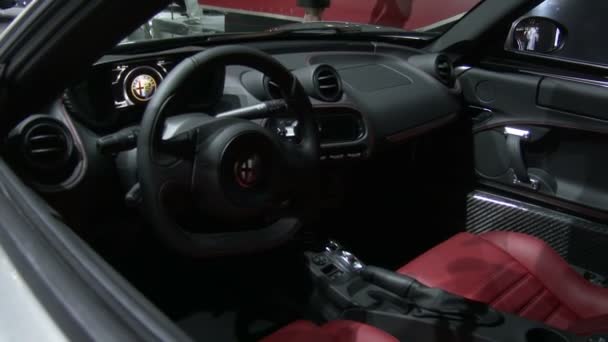 Detail des alfa romeo 4c auf der new york international auto show — Stockvideo