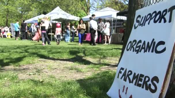 Les gens assistent à la manifestation anti-OGM et soutiennent les agriculteurs biologiques — Video