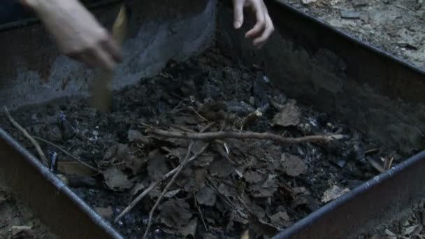 Frau zündelt in Brandgrube — Stockvideo