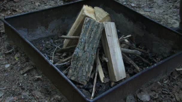 Uomo che accende il fuoco sul campeggio — Video Stock