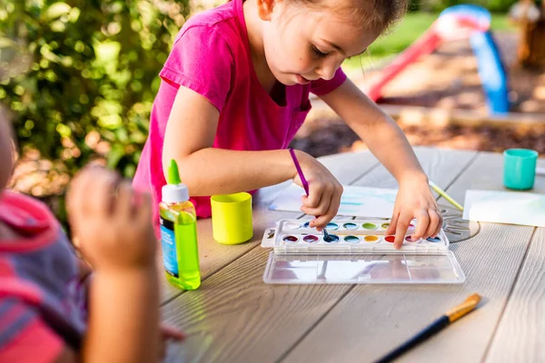 Malowanie Dzieci Papierze Zewnątrz Stole Piknikowym Malowanie Zewnątrz Podczas Jesieni — Zdjęcie stockowe