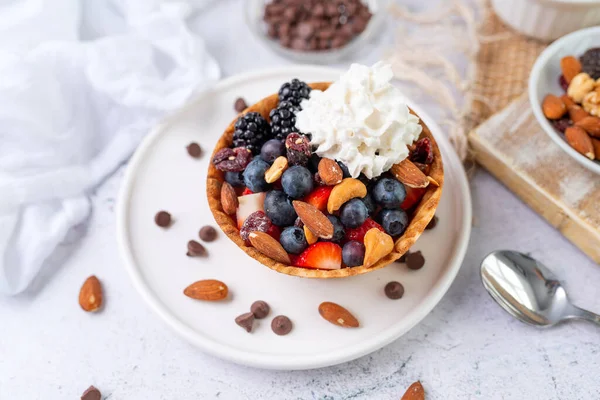 Jogurt Ovoce Misce Vafle Řecký Jogurt Misce Zmrzlinou Ovocem Ořechy — Stock fotografie