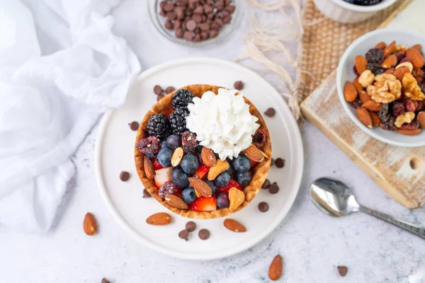 Iogurte Frutas Uma Tigela Waffle Iogurte Grego Tigela Waffle Sorvete — Fotografia de Stock