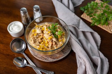 Beyaz Tavuk Chili. Tavuk ve fasulyeli mısır çorbası. Yavaş yavaş pişir..